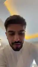 في هذا الفيديو القصير، يظهر يُوسف عبدالرحمن وهو يتناول ماكفلوري لأول مرة ويتفاعل مع جمهوره. يبدأ بتحية الجمهور ويتناول الطعام مع تعليقات مباشرة، مما يخلق تفاعلًا شخصيًا وصادقًا. by @alysf90 with Original Sound by alysf90