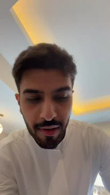 في هذا الفيديو القصير، يظهر يُوسف عبدالرحمن وهو يتناول ماكفلوري لأول مرة ويتفاعل مع جمهوره. يبدأ بتحية الجمهور ويتناول الطعام مع تعليقات مباشرة، مما يخلق تفاعلًا شخصيًا وصادقًا. by @alysf90 with Original Sound by alysf90