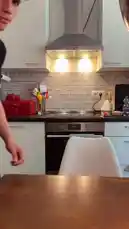 Ein junger Mann versucht seiner Mutter ein Kompliment zu machen, was sie sofort misstrauisch werden lässt. Die Situation entpuppt sich als typischer Familienmoment mit einem unerwarteten Twist. Ein kurzes, humorvolles Gespräch über die Dynamik zwischen Kindern und Eltern. by @mimi6kids with Original Sound by mimi6kids