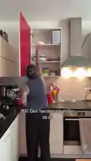 In einer humorvollen Szene aus 'Mimi's Familienleben' zeigt sich, wie eine Mutter überrascht wird, als ihr Teenager plötzlich viel größer ist als sie. Die Situation entsteht beim gemeinsamen Suchen von Tellern im Küchenschrank und führt zu einem lustigen Austausch zwischen Mutter und Sohn. by @mimi6kids with Original Sound by mimi6kids