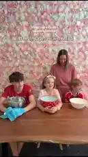 In dieser familienorientierten Challenge versuchen eine Mutter und ihre drei Teenager, gemeinsam mit Geschirr und Handtüchern zu antworten. Die Szene spielt vor einer Wand aus rosa und weißen Blüten, während die Familie über typische Familienthemen wie Streit, Verspätungen und lautes Verhalten lacht und diskutiert. by @mimi6kids with Original Sound by mimi6kids