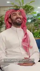 شاهد هذا الفيديو المصور بجودة عالية لرجل يرتدي الزي التقليدي السعودي وهو يشرح بالتفصيل عملية صنع التمور. يظهر في الخلفية نباتات خضراء داخل مبنى، ويتحدث المذيع عن كيفية تحضير التمور، مع عرض لنصائح عملية حول اختيار التمور واستخدامها. يُعد هذا الفيديو مرجعًا مثاليًا لأي شخص يرغب في معرفة المزيد عن إنتاج التمور السعودية. by @ncpd.sa with Original Sound by ncpd.sa