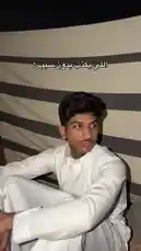 في هذا الفيديو، يظهر فيصل الحربي وهو يتحدث مباشرة إلى الكاميرا، مرتديًا ثوبًا أبيض تقليديًا، ويجلس أمام خلفية ذات خطوط أفقية. يرد على أسئلة حول مكانه اليوم وسبب عدم ظهوره، موضحًا أنه كان في المنزل وربما كان يتجنب التفاعل مع الكاميرا. يعكس المشهد جوًا شخصيًا وصريحًا، حيث يتحدث عن سبب تجنبه للظهور في لحظات معينة. by @ictil1 with Original Sound by ictil1
