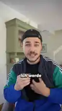 In this direct-to-camera tutorial, creator Schliingeel reveals the method for viewing your Snapchat score. He uses clear German text overlays like 'du jetzt' and 'geschehen' to guide viewers through the process, promising to show them exactly what they need to do. The video then cuts to a simple animated graphic—a red circle on a blue background—before returning to Schliingeel holding a padlock emoji, symbolizing the unlocking of this hidden feature. by @schliingeel with Original Sound by schliingeel