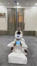 شاهد مناحي الرجباني وهو يؤدي حركة استثنائية ومتزنة للغاية، حيث يتحكم بزجاجة ماء معلقة بواسطة خيط بأطراف أصابعه، بينما يجلس على الأرض مع رفاقه. هذه الحركة المتقنة والرشيقة تثير الإعجاب وتُظهر قدرته الفائقة على التركيز والتحكم بالجسم. by @manahi.20 with manahi.20 by Original Sound