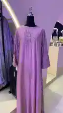 استكشف عالم الأناقة مع إبرة و خيط! هذا الفيديو يعرض تشكيلة مذهلة من التصاميم المطرزة، بدءًا من فستان أرجواني فاخر بتطريزات لامعة على منطقة الصدر، مرورًا بتصميمات مطبعة بألوان ناعمة على الأكمام والظهر، وصولًا إلى مجموعة واسعة من الزيّات الملونة على الرفوف في متجر RAY ABAYA. استمتع بعرض تفصيلي للتفاصيل والأنماط، وانغمس في جو المتجر الفاخر المضاء بالضوء البنفسجي. by @needle_t with needle_t by Original Sound