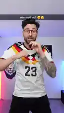 In diesem Video erklärt der YouTuber LeyiiiN die selektive Wahrnehmung mit einem einfachen Experiment. Er zeigt ein Bild und fordert die Zuschauer auf, drei blaue Gegenstände zu merken. Währenddessen wird ein gelber Gegenstand im Bild versteckt. Dieses Experiment verdeutlicht, wie unser Gehirn Informationen filtert und nur das priorisiert, was wir als wichtig wahrnehmen. Dieses Phänomen tritt häufig im Alltag auf, zum Beispiel wenn man ein bestimmtes Auto oder Schuhe sucht und sie plötzlich überall sieht. LeyiiiN nutzt seine bekannte Deutschsprachige Präsentation und visuelle Elemente, um dieses psychologische Konzept leicht verständlich zu machen. by @leonr47 with Original Sound by leonr47