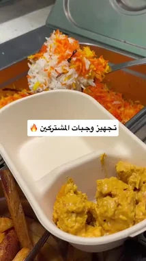 Watch as a chef from Proteinz prepares a nutritious meal in a professional kitchen. This step-by-step guide shows how to portion chicken curry and biryani rice into a takeout container, perfect for healthy eating and meal prepping. Learn how to create delicious, balanced meals. by @proteinz_sa with original sound