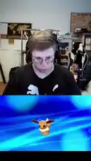 Ein Spieler zeigt live im Stream, wie sein Eviolli mit einem Blattstein zu einem Folliputra evolviert. Die Spannung steigt, als die Animation beginnt und der Erfolg feierlich verkündet wird. by @itsluckymike with Original Sound by itsluckymike