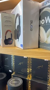 Watch this unboxing of the EONE Stereo Game headphones from Simple Store. See the product packaging, design features like colorful LED lighting, and learn about the warranty. by @power.ch01 with Original Sound by power.ch01