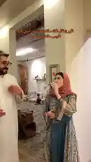 في هذا المشهد المليء بالحياة، تظهر سوجا ديزاين وهي تقدم نصائح عملية ومباشرة حول المكياج. ترتدي الحجاب والملابس التقليدية، وتتفاعل مع شخص آخر في بيئة منزلية دافئة. يركز المحتوى على الجانب العملي والواقعي، مما يشجع على تفاعل جمهورها وتقديم محتوى مفيد. by @soja_design with Original Sound by Contains: Ocean Meme Music - Ahmed Jihad
