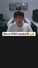 A streamer named Artem, wearing headphones and a white t-shirt, sits in a gaming chair during his live stream. He addresses his chat, explaining he has to leave early due to school the next day. On-screen text reads 'Bro er IKKE sneaky' (Bro is NOT sneaky). The chat reacts with messages like 'nej ikke gå' (no don't go), 'neeej jij plsss', and 'bare 3 min mere' (just 3 more minutes). Artem apologizes multiple times before ending the stream. by @artems-snap with Original Sound by artems-snap