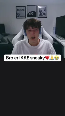 A streamer named Artem, wearing headphones and a white t-shirt, sits in a gaming chair during his live stream. He addresses his chat, explaining he has to leave early due to school the next day. On-screen text reads 'Bro er IKKE sneaky' (Bro is NOT sneaky). The chat reacts with messages like 'nej ikke gå' (no don't go), 'neeej jij plsss', and 'bare 3 min mere' (just 3 more minutes). Artem apologizes multiple times before ending the stream. by @artems-snap with Original Sound by artems-snap