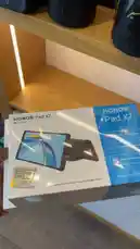 A hand picks up and displays the retail boxes for the Honor Pad X7 and Honor Pad X8b tablets in a store setting. The speaker describes the key specifications of both devices, highlighting their screen sizes, battery capacities, storage options, and RAM, noting that both models come with 128GB of storage and 4GB of RAM. by @power.ch01 with Original Sound by power.ch01