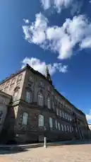 استمتع بجولة سياحية سريعة عبر أفضل الوجهات في أوروبا مع بوابة الرحلات للسفر والسياحة. يعرض هذا الفيديو مناظر خلابة لأهم المعالم السياحية في كوبنهاغن، بما في ذلك القصر الملكي، والجزء التاريخي من المدينة، وسفن القوارب على القنوات، بالإضافة إلى مناطق جذب شهيرة في أوروبا مثل باريس. كما يقدم عروضًا خاصة للسفر، تشمل حجز فنادق، تذاكر الطيران، وتأشيرات السفر، وتأجير السيارات، وحجز المطاعم. اكتشف كيف يمكنك التخطيط لرحلة مثالية إلى أوروبا بأقل الأسعار، مع توفير كل ما تحتاجه من خدمات السفر. by @toursgateksa with toursgateksa by Original Sound