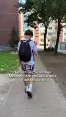 Ein Teenager-Sohn schreibt seiner Mutter nachts, dass er seine AirPods verloren hat und fragt, ob sie ihm die Fahrkarte bringen kann. Die Mutter antwortet mit einem humorvollen 'Haben Ausfall'. Dieses kurze, aber lebendige Gespräch zeigt die typische Kommunikation zwischen Eltern und Teenagern in der heutigen Zeit. Der Clip ist ein perfektes Beispiel für die Art von Alltagsmomenten, die von Content-Creatoren wie mimiSFamilienleben aufgenommen werden, um echte, relatable Momente zu teilen. by @mimi6kids with Original Sound by Contains: Cumbia Buena - Grupo La Cumbia
