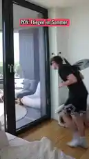 Ein Mann spielt mit einer Fliege in seinem Wohnzimmer. Die Szene wechselt zwischen der realen Welt und einem POV-Fliegenblick, bei dem er die Fliege verfolgt. Es entsteht eine humorvolle Situation, die typisch für Sommerprobleme ist. by @lewinray with Original Sound by lewinray