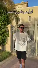 في هذا الفيديو، يشارك يُوسف عبدالرحمن لحظات من رحلته الأولى إلى مصر. يظهر في مشاهد خارجية على طريق مع أشجار النخيل، ثم داخل سيارة، ويتواصل مع الكاميرا بحماس. يعكس الفيديو جواًً احتفاليًا وترحيبًا بالزيارة الأولى، مما يثير فضول المشاهدين لمعرفة تفاصيل تجربته في البلاد. by @alysf90 with Original Sound by alysf90