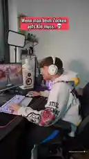 In this hilarious clip, streamer Lewinray finds himself in a desperate situation during a live gaming session. With the text 'Wenn man beim Zocken aufs Klo muss...' (When you have to go to the toilet while gaming...) setting the stage, he dramatically leaps from his chair and sprints through his apartment, showcasing a frantic and comical 'bathroom dash' before returning to his seat. The video captures the relatable struggle of gamers who must balance their passion with basic human needs. by @lewinray with Original Sound by lewinray