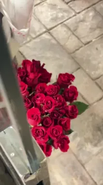 Watch as gift artist عبير ال زيدان demonstrates her craft, transforming a simple bouquet of red roses into a luxurious, professionally wrapped gift. This step-by-step guide covers elegant paper wrapping techniques and includes a personalized Arabic message tag, perfect for creating heartfelt presents. by @gift_arts1 with gift_arts1 by Original Sound