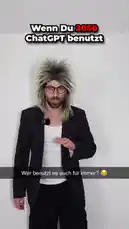 Ein Mann mit einer verrückten Frisur und Brille stellt sich vor und sagt: 'Hallo mein Master, wie darf ich Ihnen heute behilflich sein?'. Dann wechselt die Szene zu einem anderen Mann, der auf seinem Handy sitzt. Er zeigt eine Nachricht von ChatGPT und fragt: 'Hey, ich finde das Bild voll gut. Kannst du vielleicht den Hintergrund alle Menschen entfernen?'. ChatGPT antwortet: 'Okay, na klar'. Danach gibt es einen kurzen Clip von einem Fußballstadion mit vielen deutschen Fans. Der Mann mit dem Handy schaut überrascht und verwirrt auf sein Handy. by @leonr47 with Original Sound by leonr47