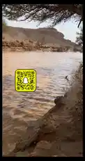 تُظهر هذه اللقطات الملتقطة على طول ضفة نهر صغير في وسط صحراء رملية. تتدفق المياه بسرعة عبر الوادي، وتُحيط بها تلال وجبال ذات مناظر خلابة. تُبرز المشاهد الطبيعة البرية والهادئة للمنطقة، مع ظهور بعض النباتات والأشجار المتناثرة حول الضفة. يُعد هذا المشهد مثالًا رائعًا على الجمال الطبيعي في المناطق الصحراوية، ويُظهر التباين بين الماء والصحراء. by @s3432x with original sound