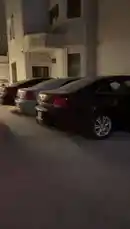 يعرض هذا المشهد المرآب الليلي الخاص بـ خالد | 🎗️K7، حيث تظهر عدة سيارات متوقفة بجانب بعضها البعض. يلفت الانتباه وجود نظام مراقبة مثبت على الجدار، مما يشير إلى اهتمام صاحب العقار بسلامة المركبات. كما يظهر شخص ما داخل المرآب، ويبدو أن هناك نشاطًا أو ترتيبًا للسيارات، مع إضاءة داخلية وخارجية تضمن الرؤية الجيدة في الليل. يعكس هذا المشهد جوانب من الأمن المنزلي والتنظيم اليومي. by @khllo17 with Original Sound by khllo17