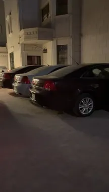 يعرض هذا المشهد المرآب الليلي الخاص بـ خالد | 🎗️K7، حيث تظهر عدة سيارات متوقفة بجانب بعضها البعض. يلفت الانتباه وجود نظام مراقبة مثبت على الجدار، مما يشير إلى اهتمام صاحب العقار بسلامة المركبات. كما يظهر شخص ما داخل المرآب، ويبدو أن هناك نشاطًا أو ترتيبًا للسيارات، مع إضاءة داخلية وخارجية تضمن الرؤية الجيدة في الليل. يعكس هذا المشهد جوانب من الأمن المنزلي والتنظيم اليومي. by @khllo17 with Original Sound by khllo17