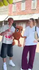 In this fun outdoor game, Felix and his friends try to guess the names of various characters to win large plush toys. They use clues and hints to identify a peanut character, a ballerina, a shark, and a troll, all while enjoying an amusement park setting. Can you guess them too? by @mehlix with Original Sound by mehlix