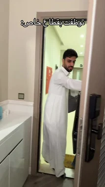 في هذا المحتوى، يعرض يوسف عبدالرحمن استخدام تقنية الواقع الافتراضي (VR) بطريقة مسلية وواقعية داخل بيته. يظهر في مشاهد متعددة وهو يستخدم نظارات الواقع الافتراضي أثناء قيامه بمهام يومية مثل العمل على الكمبيوتر والجلوس على الأريكة، مما يوحي بأن التقنية أصبحت جزءًا من نمط حياته. يعكس المحتوى الابتكار في استخدام التكنولوجيا الحديثة لتحسين تجربة المستخدم في المنزل. by @alysf90 with Original Sound by alysf90