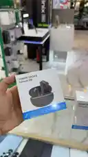 This video showcases the Honor Choice Earbuds X8i in both black and white color options. It highlights key features including intelligent deep noise cancellation, a 44-hour battery life, a high-magnetic driver, and IPX4 water resistance. The presenter demonstrates the product packaging and details its capabilities. by @point_tech1 with Original Sound by point_tech1