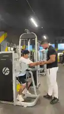 In this gym tutorial from مسار الأبطال, a personal trainer demonstrates proper form and technique while guiding a client through a seated cable row exercise. Learn how to engage your back muscles effectively and avoid common mistakes. by @mmastersway with original sound