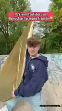 Ein kurzer, humorvoller Einblick in die Welt eines YouTubers, der plötzlich als Beleuchter für seine Freundin arbeitet. Die Szene zeigt eine professionelle Fotosession im Freien mit einem goldenen Reflektor und einer Kamerafrau. Der Text 'Song jetzt online!' deutet auf den Release eines neuen Songs hin. Dieses Video ist ein typisches Beispiel für die Art von Content, die auf Plattformen wie TikTok oder Instagram populär ist. by @lewinray with Original Sound by lewinray