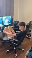 Dieses kurze Video zeigt die chaotische Realität des Familienalltags bei MimisFamilienLeben. Es beginnt mit einem Jungen, der faul in seinem Gaming-Stuhl sitzt und von seiner Mutter zur Ordnung gerufen wird ('Du schreibst nur rum'). Die anschließenden Szenen zeigen eine Reihe von alltäglichen Unordnungen: ein unordentliches Schlafzimmer, ein verschmutztes Badezimmer, Schuhe auf dem Boden und sogar eine Air Fryer im Kühlschrank. Der Kontrast zwischen der Anweisung zur Ordnung und den gezeigten Szenen erzeugt humorvolles Chaos. by @mimi6kids with Original Sound by Contains: Kill Bill (Instrumental) - SZA