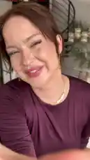 In diesem Video zeigt die Influencerin Iman Sophie Koloff, wie sie einen gesunden Keto-Cappuccino für ihre zwei kleinen Kätzchen zubereitet. Sie verwendet spezielle Katzenmilch und ein Keto-Getränk, um eine köstliche Erfrischung für ihre Haustiere zu kreieren. Die Szene spielt sich in einem modernen Zuhause ab, wo sie mit ihren Kätzchen interagiert und ihnen die selbstgemachte Snack-Getränke serviert. by @imsemdiary with Original Sound by imsemdiary