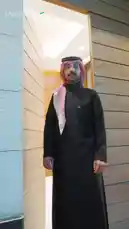 في هذا الفيديو، يظهر رجل يرتدي الزي التقليدي السعودي وهو يتحدث مباشرة إلى الكاميرا. يعرض على الشاشة محتوى من قناته، بما في ذلك إعلانات ومقاطع فيديو قصيرة، ويشرح أسباب نجاحه وطرق الترويج لقناته. يسلط الضوء على استراتيجيات النجاح في عالم المحتوى الرقمي. by @digitaldonesa with Original Sound by digitaldonesa