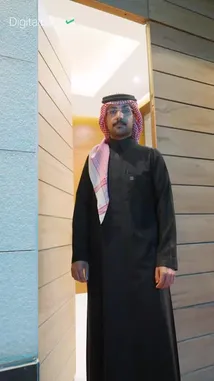 في هذا الفيديو، يظهر رجل يرتدي الزي التقليدي السعودي وهو يتحدث مباشرة إلى الكاميرا. يعرض على الشاشة محتوى من قناته، بما في ذلك إعلانات ومقاطع فيديو قصيرة، ويشرح أسباب نجاحه وطرق الترويج لقناته. يسلط الضوء على استراتيجيات النجاح في عالم المحتوى الرقمي. by @digitaldonesa with Original Sound by digitaldonesa