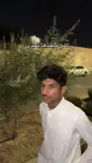 في هذا المشهد الليلي، يظهر فيصل الحربي وهو يتحدث مع صديق له في شارع مضاء، حيث يبدأان تحدياً صعباً. يصرح فيصل بأنه لم يأكل منذ عشر ساعات، بينما يرد صديقه بأنه لم يأكل منذ أسبوعين. يكشف فيصل أن لديه عملية جراحية بعد يومين، مما يزيد من صعوبة التحدي. يتفاعل الطرفان بروح رياضية وتحدي، حيث يشجع كل منهما الآخر على الاستمرار. تُظهر لقطات المحيط نباتات وسياج خلفهم، وتُضيء أضواء الشارع المشهد، مما يخلق جواً حماسياً وتحدياً. ينتهي التحدي بابتسامة ودفء بينهما، ويُظهر ذلك العلاقة القوية والروح الرياضية بينهما. by @ictil1 with Original Sound by ictil1