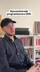 In this comedic skit, Sommarkatten plays a programmer who receives a package from a delivery person. The interaction quickly turns into a surreal and hilarious conversation about being a 'new programmer,' leading to a very unexpected twist. This short-form comedy highlights the absurdity of modern digital culture and delivery services. av @sommarkattens med Original Sound av sommarkattens