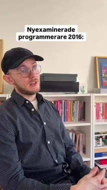 In this comedic skit, Sommarkatten plays a programmer who receives a package from a delivery person. The interaction quickly turns into a surreal and hilarious conversation about being a 'new programmer,' leading to a very unexpected twist. This short-form comedy highlights the absurdity of modern digital culture and delivery services. av @sommarkattens med Original Sound av sommarkattens