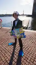 Watch Fabian Svorono take on a wild challenge! Dressed in a full suit and flippers, he dives into the water carrying dozens of bags of chips. He returns triumphantly with more, building his collection until it becomes a massive raft. This isn't just a swim; it's a feat of endurance and fun, culminating in him paddling across the harbor like a chip-powered boat. by @fabsvo with Original Sound by fabsvo