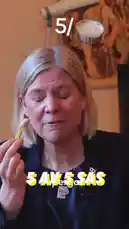 This short-form content features Sommarkatten, who begins by reviewing '5/5 Sås' with a spoonful of sauce. The scene then cuts to a man in a black beanie and jacket walking through a snowy park, speaking in Swedish about his vacation plans and the political climate. The video juxtaposes a food review with a personal vlog segment. av @sommarkattens med Original Sound av sommarkattens
