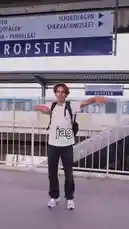 Join Fabian Svorono on a comedic journey through Sweden's public transit system! Watch him navigate train stations like Opsten, Risne, and Farsta, attempting to master local phrases such as 'tunnelbana' and 'överleva'. The adventure takes a hilarious turn when he tries to use a microwave oven in a subway station, leading to a surprising conclusion about survival skills. This entertaining vlog showcases his unique humor and travel mishaps. by @fabsvo with Original Sound by fabsvo