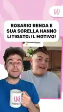 Un presentatore di Webboh.it analizza un recente litigio tra Rosario Renda e sua sorella. Il video mostra immagini del duo insieme e una scena dove la sorella è costretta a fare un 'fit check'. L'analisi si concentra sulle dinamiche familiari e le possibili ragioni dietro lo scontro. by @webboh.it with Original Sound by webboh.it