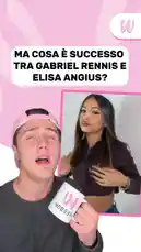 Un presentatore si chiede ad alta voce qual è il segreto del successo tra Gabriel Rennis e Elisa Angius. Mentre parla, sullo schermo vengono mostrate immagini di entrambi i personaggi, inclusa una foto di Gabriel che dice 'posso cambiarla'. Il presentatore tiene in mano una tazza con il logo 'webboh.it', invitando gli spettatori a iscriversi per nuovi contenuti. by @webboh.it with Original Sound by webboh.it