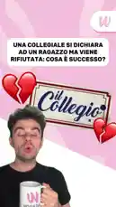 Un giovane presentatore racconta una storia di amore e rifiuto tra studenti del liceo. La scena mostra immagini di due ragazzi che sembrano essere i protagonisti della vicenda, con il presentatore che spiega gli sviluppi dell'evento. Il contesto suggerisce un episodio tratto da 'Il Collegio', un programma televisivo popolare. by @webboh.it with Original Sound by webboh.it
