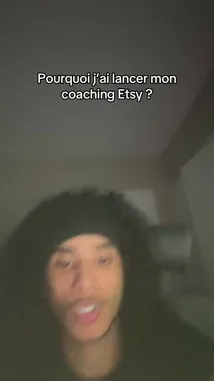 Dans cette vidéo, le créateur Ipposen répond à la question 'Pourquoi j'ai lancé mon coaching Etsy ?'. Il parle directement à l'appareil photo dans un cadre intérieur sombre, utilisant des gestes pour illustrer ses propos. Le titre de la vidéo est affiché en texte à l'écran. by @ipposen.snap with ipposen.snap by Original Sound