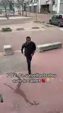 Dans cette vidéo de style POV, un jeune homme en veste de survêtement noir et gilet rembourré se dirige vers un gardien d'un bâtiment scolaire ou universitaire. Le gardien, vêtu d'un sweat beige, semble réellement ennuyé par la situation. Il tient un petit carnet rouge et une tablette numérique, et les deux hommes s'engagent dans une conversation animée. Le jeune homme semble insister sur quelque chose, agitant son carnet, tandis que le gardien répond calmement, puis finalement sourit et semble accepter la situation. La scène dégage une ambiance légère et comique, typique des contenus humoristiques courts. by @izerflyy with Original Sound by izerflyy