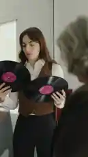This behind-the-scenes look at Emma's music career features her reviewing vinyl records with a mentor, reacting to news of her elimination from 'Star Académie' on social media, and sharing moments with fans and colleagues. The video culminates in a promotional announcement for her debut EP, 'L'Amour Reste,' set for release on October 24th. by @emmaaamusic with emmaaamusic by Original Sound