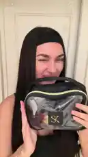 Dans ce test de produit beauté, SANA K dévoile sa routine d'épilation complète avec la cire orientale SANAK Paris. Elle vous montre chaque étape : réchauffage au micro-ondes, application sur les bras et mains, technique de pose de bande, arrachage rapide, et soin anti-pousse. Découvrez le résultat lisse et doux de son épilation maison. by @sanakparis with Original Sound by sanakparis